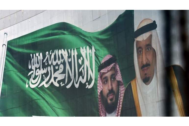 علم السعودية والملك وولي عهده